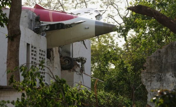 Kecelakaan Pesawat Air India, Bagasi Tersedot Mesin Jet